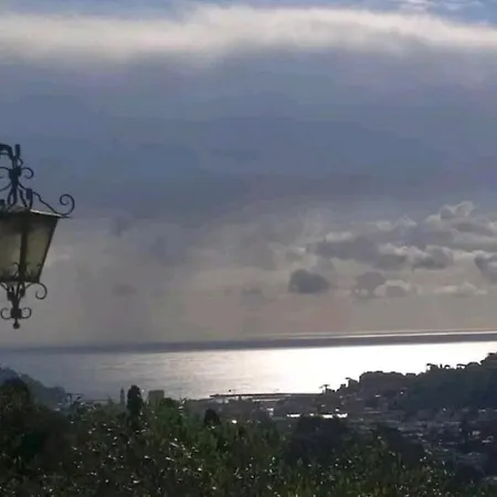 Yurta Fra Gli Ulivi E Il Mare